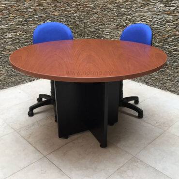 mesa de juntas redonda con cubierta nogal y base negra y 2 sillas azules