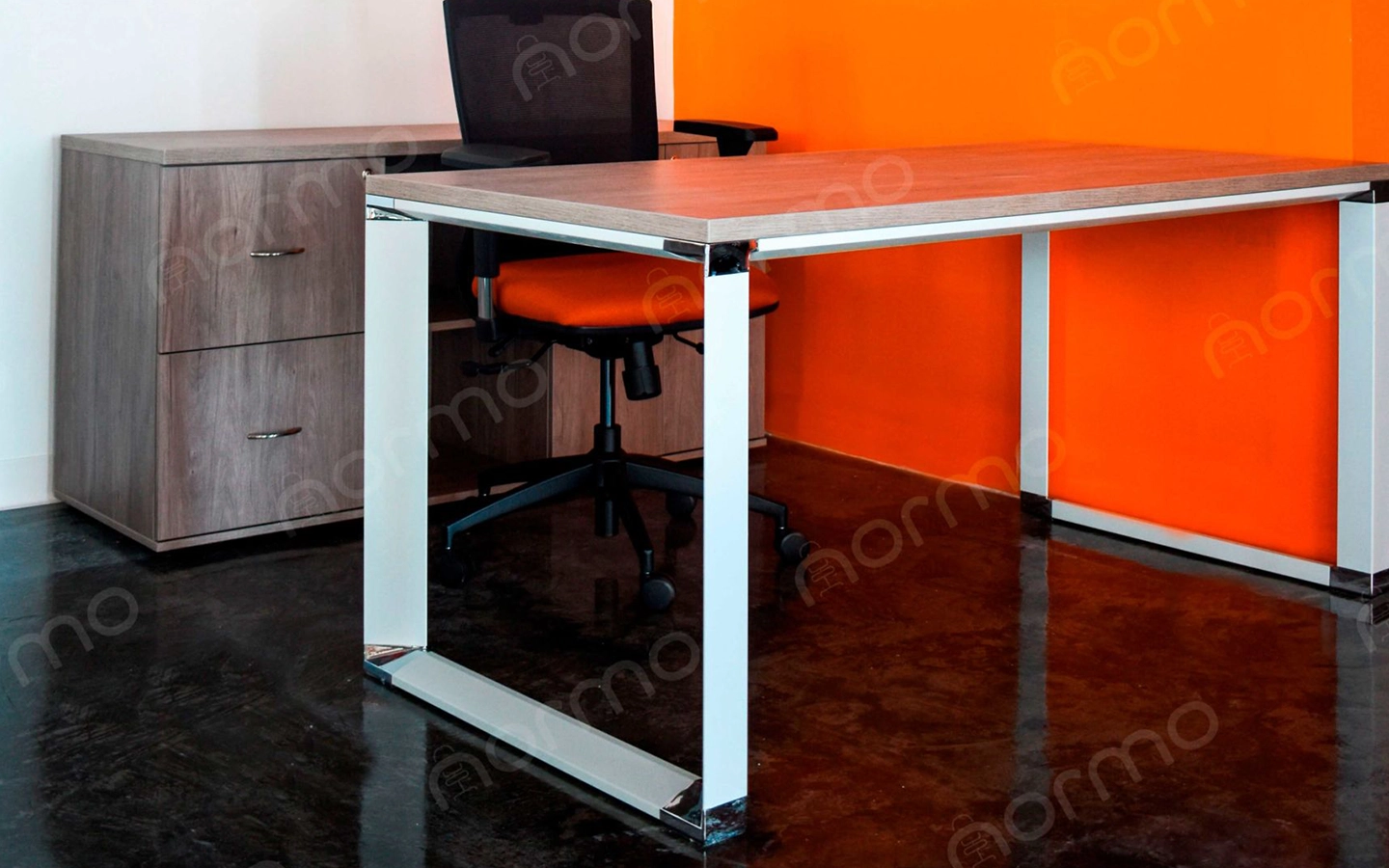 Escritorio operativo y credenza